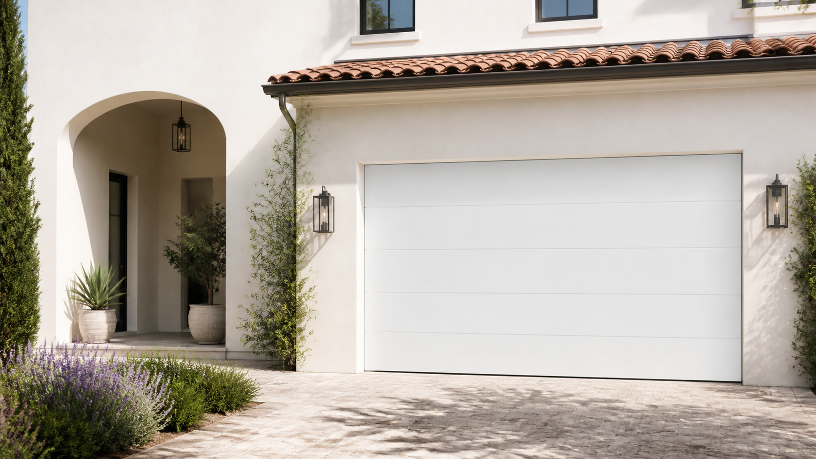 Puerta seccional blanca en vivienda mediterránea luminosa